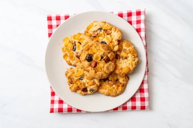 Mısır gevreği üzüm ve badem ile kurabiye