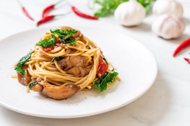 tavuk ve fesleğen ile karıştırın-kızarmış spagetti