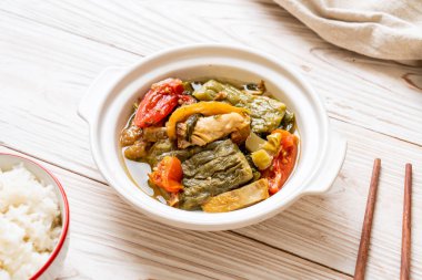 Acı kabak ve domuz eti ile korunmuş hardal yeşil çorba 