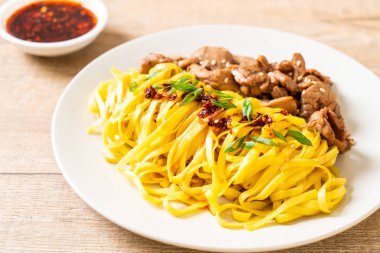 domuz eti ile Asya tavada kızartılmış erişte