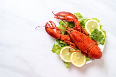 haşlanmış ıstakoz sebze ve limon ile