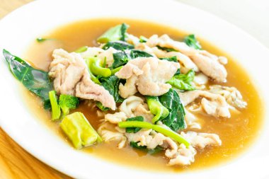  Fried noodle domuz eti ve brokoli ile 