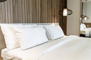 Yatak Dekorasyon otel yatak odasında rahat yastık