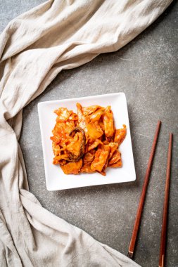 kimchi ile tavada kızartılmış domuz eti