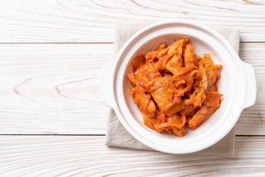 kimchi ile tavada kızartılmış domuz eti