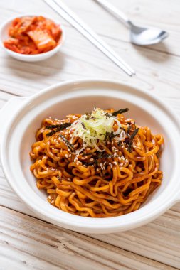 Kore sıcak ve baharatlı anlık noodle kimchi ile