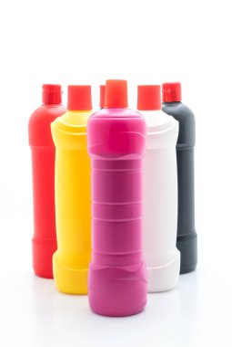 beyaz zemin üzerine tuvalet temizleyici şişesi