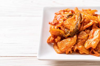 kimchi ile tavada kızartılmış domuz eti