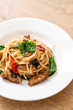 tavuk ve fesleğen ile karıştırın-kızarmış spagetti