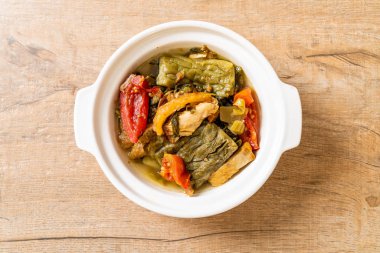 Acı kabak ve domuz eti ile korunmuş hardal yeşil çorba 