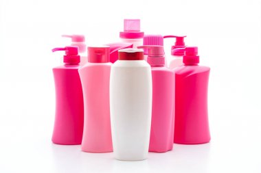 Beyaz arka plan üzerinde şampuan veya saç kremi şişe