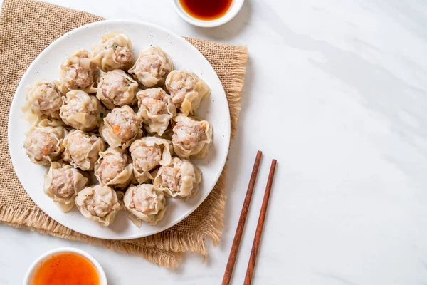 Pork dumplings with sauce — Stock Photo, Image