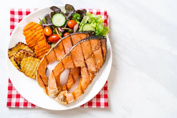 Grilled salmon steak fillet with vegetable — Stock Photo, Image