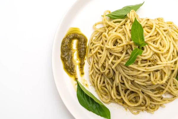 Spagetti pesto sos, zeytin yağı ve fesleğen yaprakları ile. — Stok fotoğraf