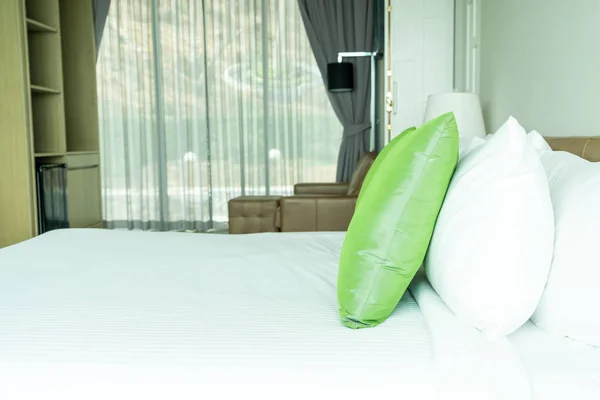 Подушка на ліжку прикраса в інтер'єрі спальні — стокове фото