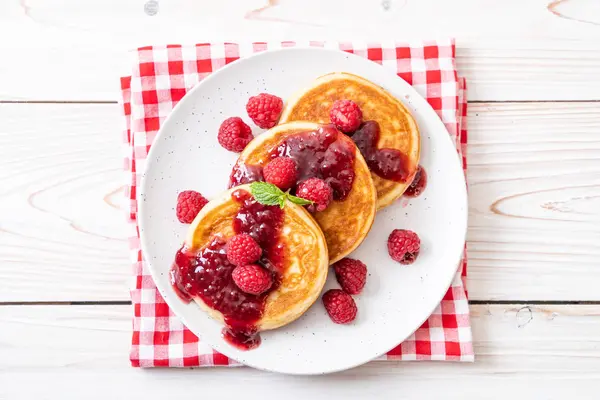 Crêpe aux framboises fraîches et sauce aux framboises — Photo