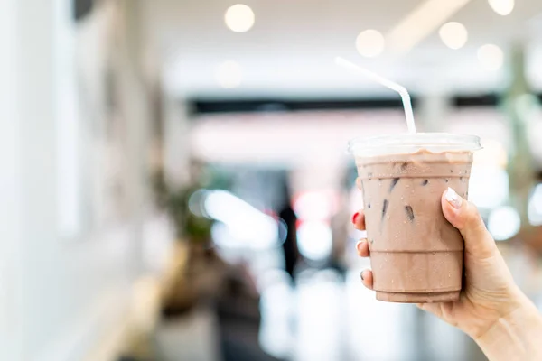 Mano tenendo freddo tazza di frullato al cioccolato belga — Foto Stock