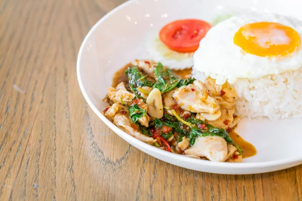 Basil Fried Chicken dan telur goreng dengan nasi — Stok Foto