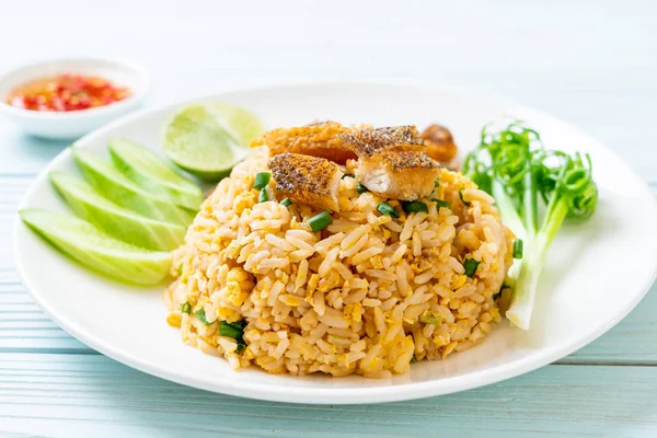 Nasi goreng dengan ikan Gourami renyah — Stok Foto