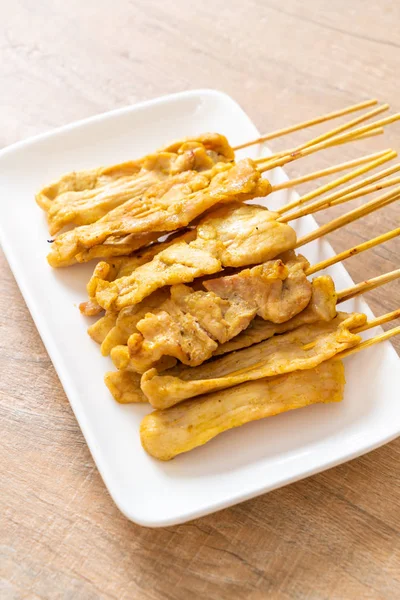 Porco satay - Porco grelhado servido com molho de amendoim ou doce e — Fotografia de Stock