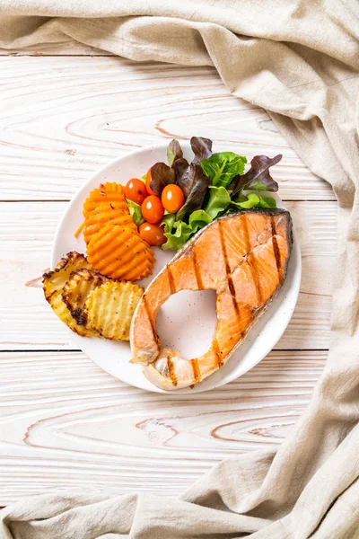 Filete de salmón a la parrilla con verduras —  Fotos de Stock