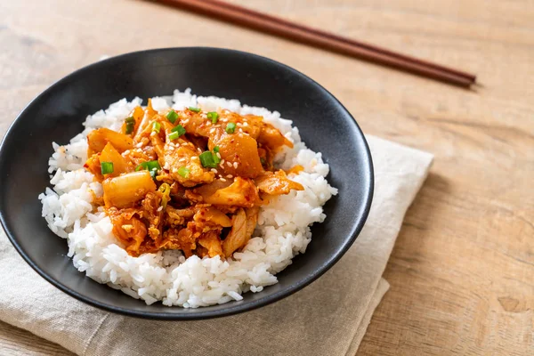 Sauté de porc avec kimchi sur du riz surmonté — Photo