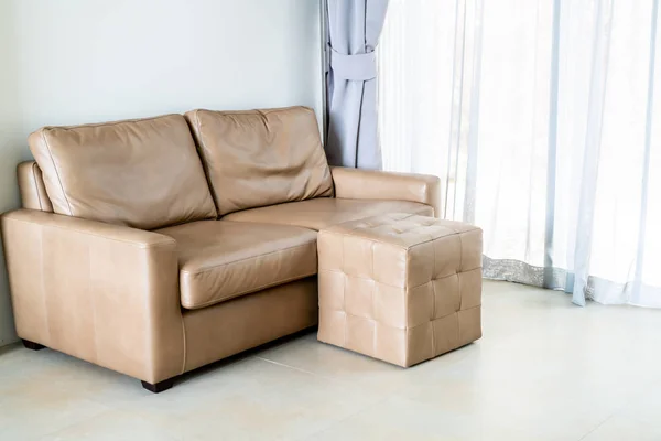 Пустой кожаный диван в гостиной — стоковое фото
