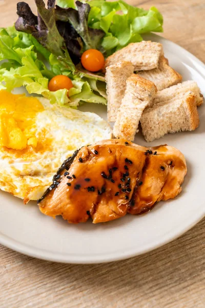 Bife teriyaki de salmão com ovo frito e salada — Fotografia de Stock