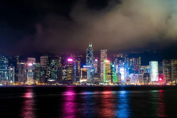 夜、ライトアップで香港市街のスカイライン — ストック写真