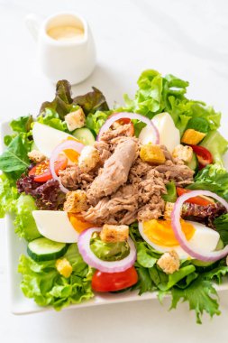 Sebze salatası ve yumurta ile tuna