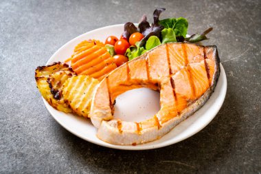 sebze ile ızgara somon biftek fileto