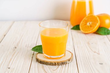 Ahşap arka plan üzerinde taze portakal suyu