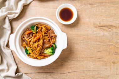 domuz ve sebze ile kızarmış erişte