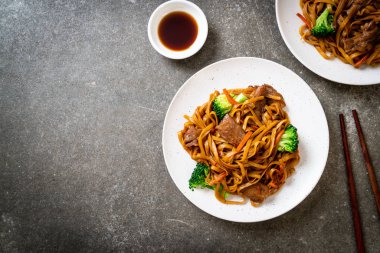 domuz ve sebze ile kızarmış erişte