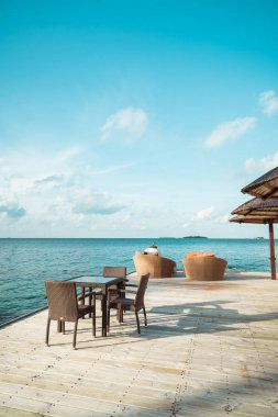 Maldivler mavi okyanus ile boş açık veranda güverte ve sandalye