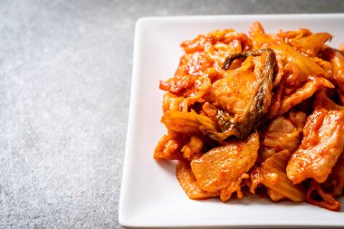 kimchi ile tavada kızartılmış domuz eti