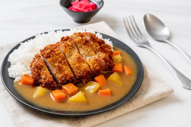 Çıtır çıtır kızarmış domuz pirzola köri ve pilav ile 