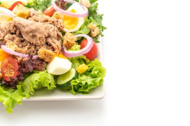 Sebze salatalı ve yumurtalı ton balığı, sağlıklı yemek tarzı.
