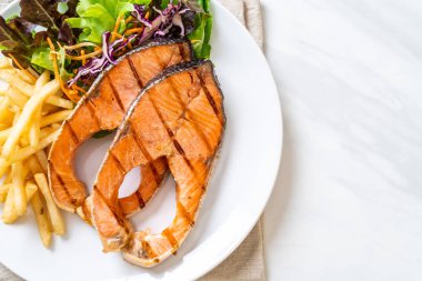 patates kızartması ile ızgara somon biftek fileto