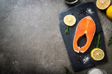 taze çiğ somon fileto biftek