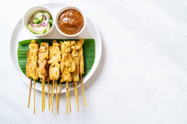 Domuz Satay-ızgara domuz fıstığı sosu veya tatlı ile servis ve 