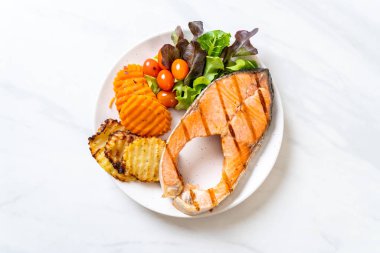 sebze ve patates kızartması ile ızgara somon biftek fileto