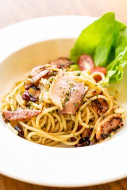 pastırma sarımsak ve biber ile spagetti