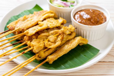 Domuz Satay-ızgara domuz fıstığı sosu veya tatlı ile servis ve 