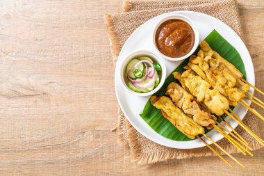 Domuz Satay-ızgara domuz fıstığı sosu veya tatlı ile servis ve 