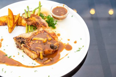 domuz eti biftek et suyu sosu ile