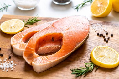 taze çiğ somon fileto biftek