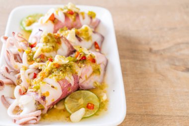 Baharatlı Chili ve limon sosu ile buharda squids