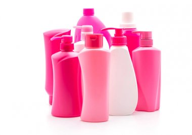 Beyaz arka plan üzerinde şampuan veya saç kremi şişe