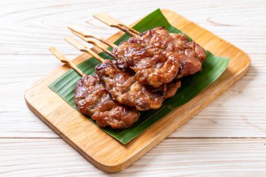 saptırılmış süt domuz beyaz yapışkan pirinç ile ızgara